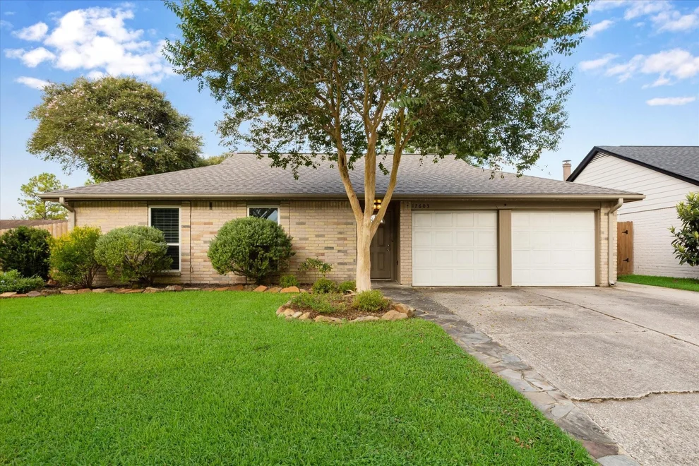 Unit for sale at 17603 Point Comfort Ln, Webster, TX 77598