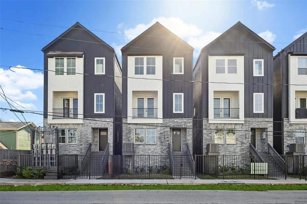 Unit for sale at 1020 W 15th 1/2 Street, Houston, TX 77008