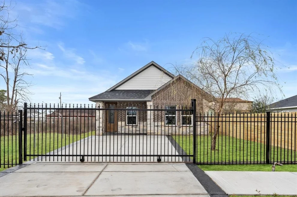 Unit for sale at 7926 Tate St, Houston, TX 77028