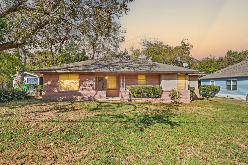 Unit for sale at 408 W Chauncy Street, Brenham, TX 77833