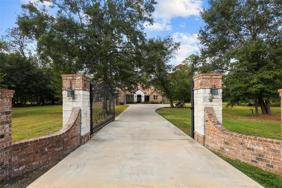 Unit for sale at 1216 S Hill Street, Alvin, TX 77511