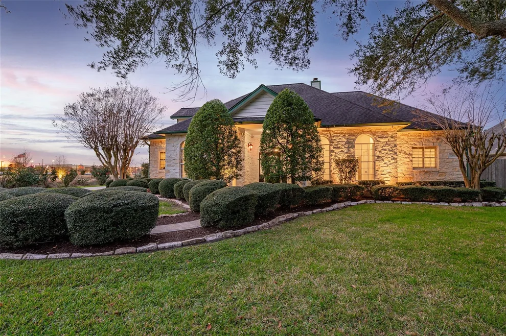 Unit for sale at 204 Leisure Lane, Friendswood, TX 77546