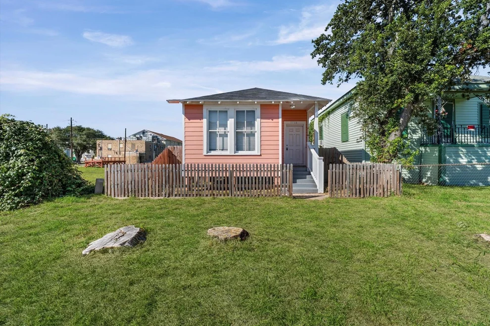 Unit for sale at 2818 Avenue M 1/2, Galveston, TX 77550