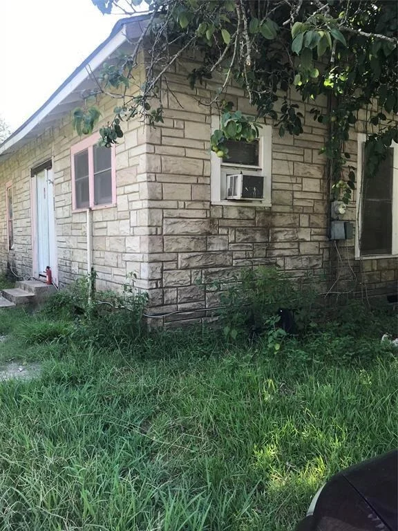 Unit for sale at 205 S 15th Street, Silsbee, TX 77656