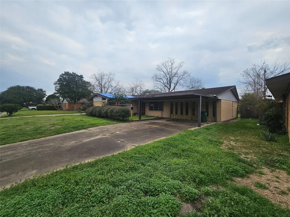 Unit for sale at 5327 Knotty Oaks Trail, Houston, TX 77045