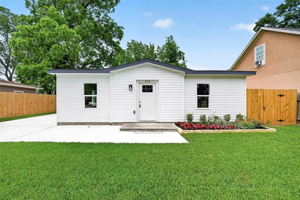 Unit for sale at 404 W Homan Street, Baytown, TX 77520