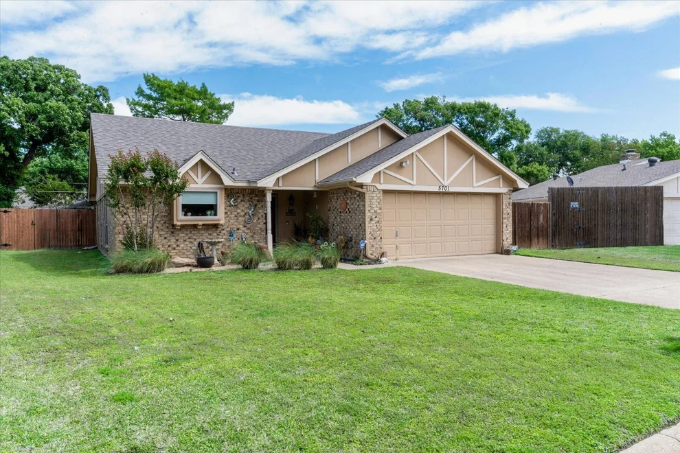 Unit for sale at 5701 Village Glen Trail, Arlington, TX 76016