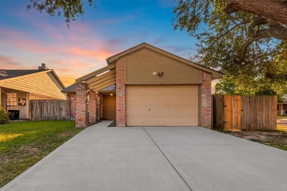 Unit for sale at 7102 Village Lake Dr, Cypress, TX 77433