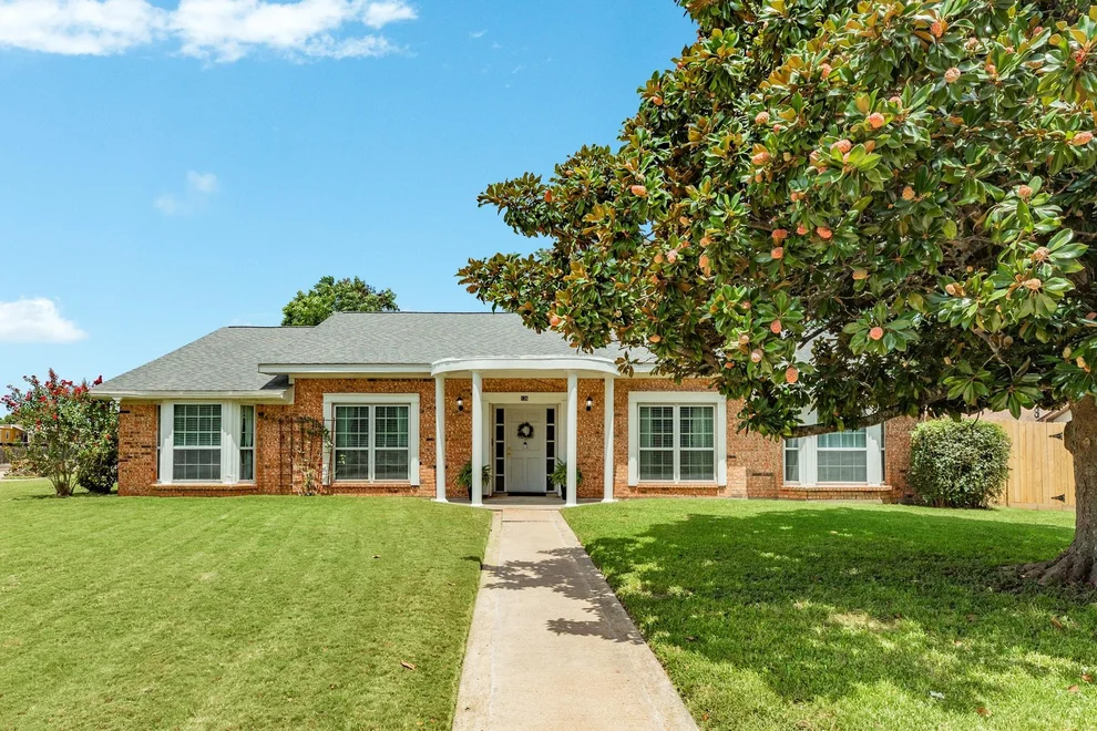 Unit for sale at 136 Tamarisk Trail, Lake Jackson, TX 77566