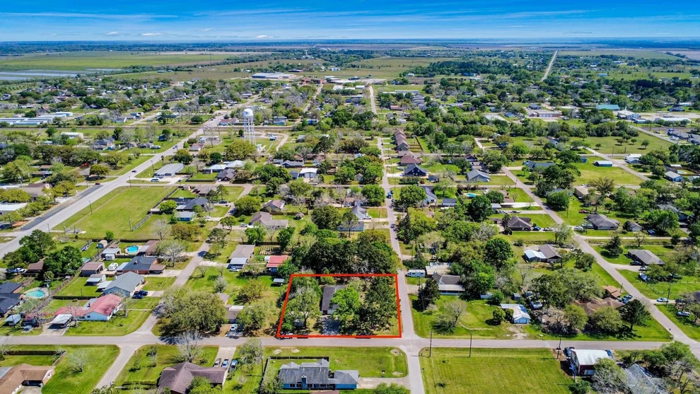 Unit for sale at 1405 Avenue G, Danbury, TX 77534