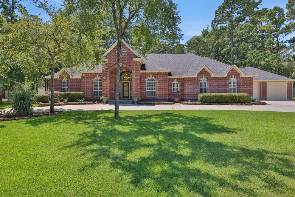 Unit for sale at 601 Lake Grove Drive, Coldspring, TX 77331
