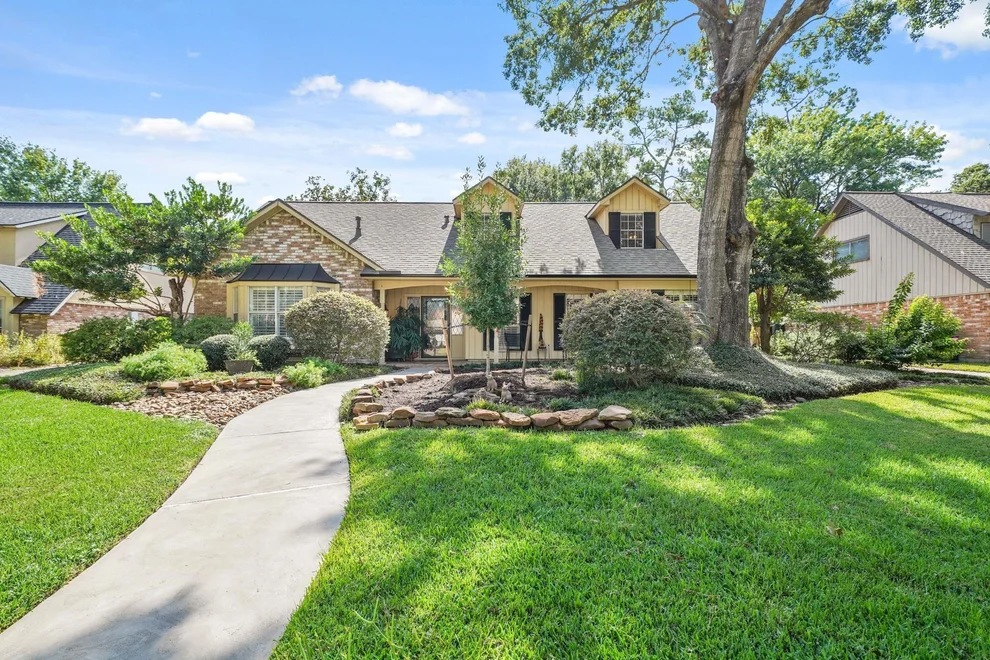 Unit for sale at 5815 Queensgate Drive, Houston, TX 77066