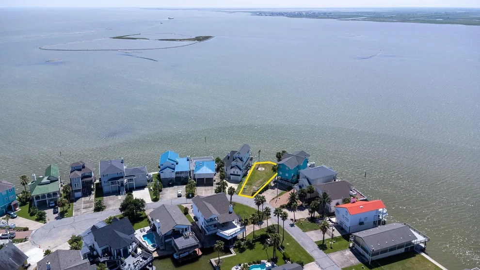 Unit for sale at 135 Isles End Road, Tiki Island, TX 77554