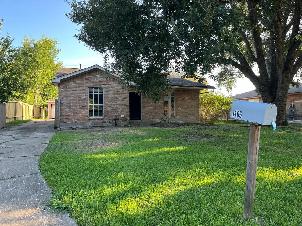 Unit for sale at 1405 Northview Drive, Angleton, TX 77515