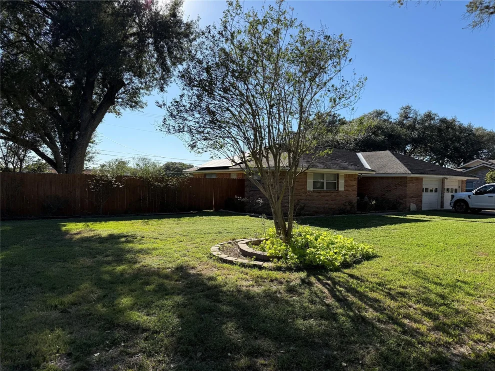 Unit for sale at 601 Willow Lane, Eagle Lake, TX 77434