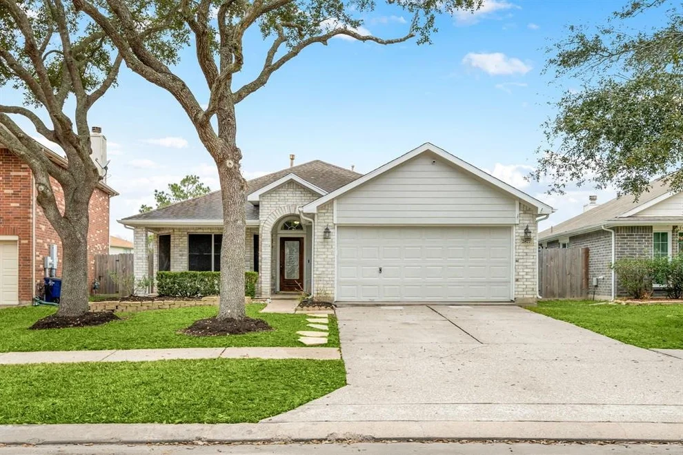 Unit for sale at 2877 Pointe Drive, Dickinson, TX 77539