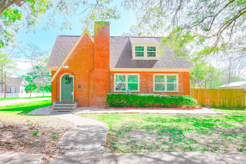 Unit for sale at 2801 Avenue I, Bay City, TX 77414