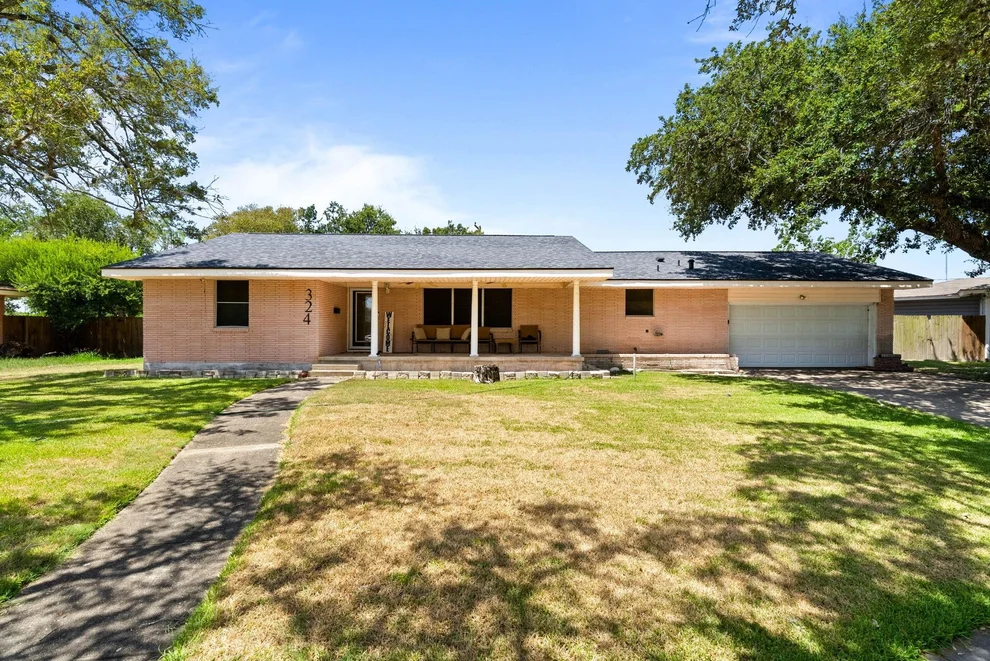 Unit for sale at 324 Woodlawn Street, Sinton, TX 78387