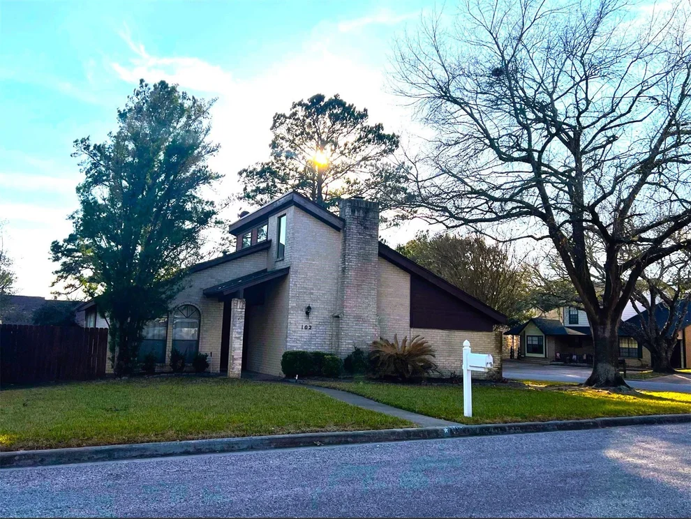 Unit for sale at 102 Briar Ridge Drive, Bellville, TX 77418
