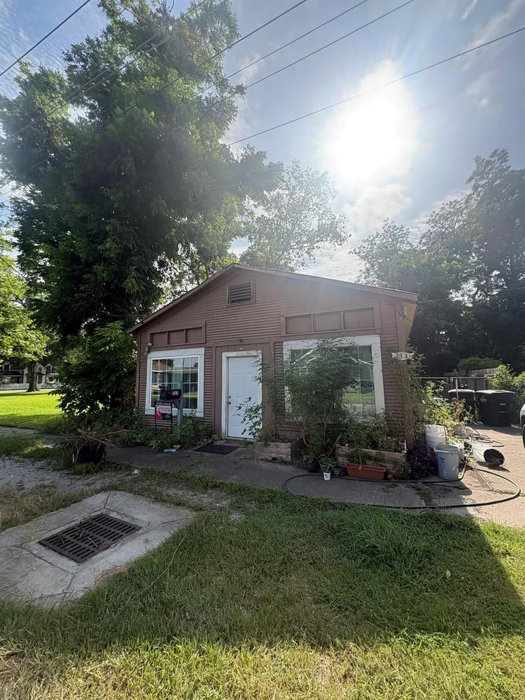 Unit for sale at 213 S Hill Street, Alvin, TX 77511