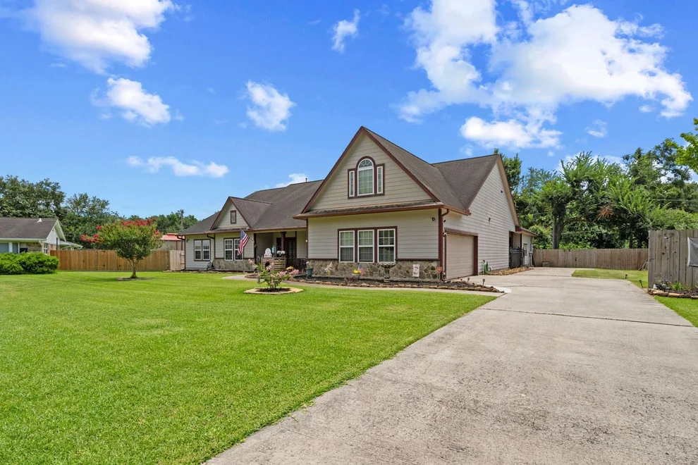 Unit for sale at 210 Southwood Circle, Baytown, TX 77520