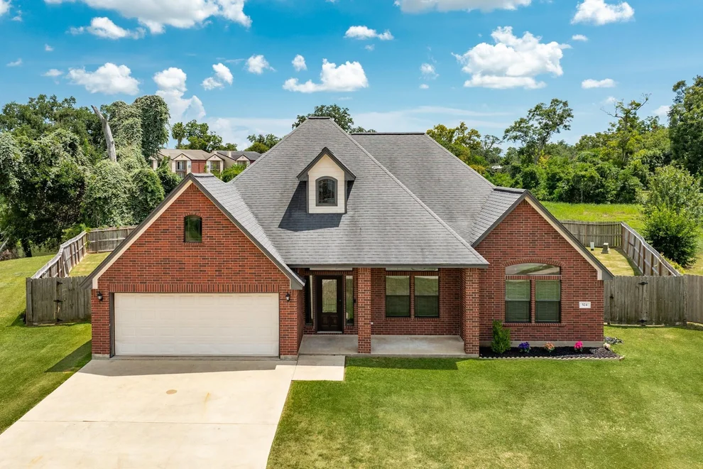 Unit for sale at 524 Lexington Avenue, Clute, TX 77531