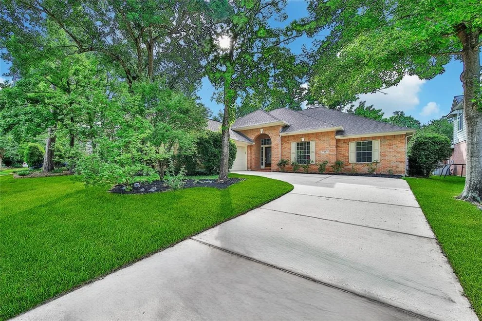 Unit for sale at 46 N Bluff Creek Circle, The Woodlands, TX 77382