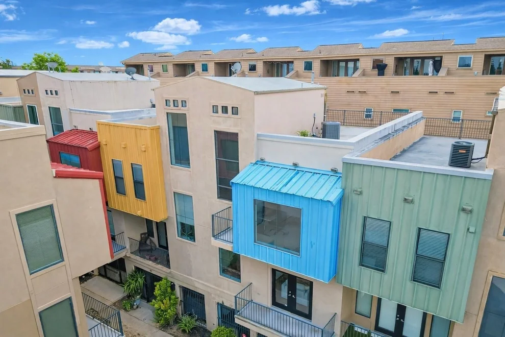 Unit for sale at 125 E 2nd Street, Houston, TX 77007