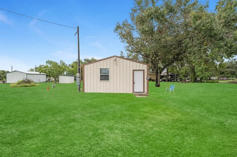 Unit for sale at 276 8th St E, Markham, TX 77456