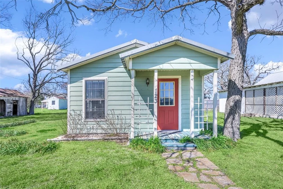 Unit for sale at 123 E Thigpen, Carmine, TX 78932
