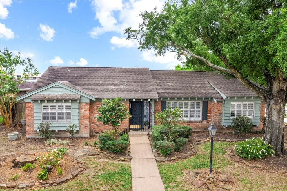 Unit for sale at 102 Parliament Drive, Houston, TX 77034