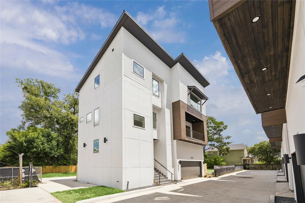 Unit for sale at 1032 W 17th Street, Houston, TX 77008
