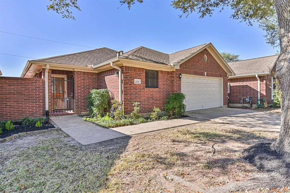 Unit for sale at 208 Live Oak Lane, Friendswood, TX 77546