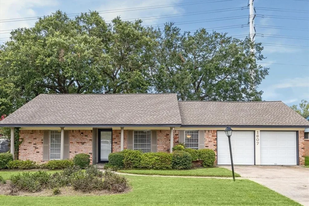 Unit for sale at 1607 Buescher Drive, Houston, TX 77043