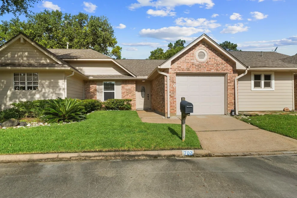 Unit for sale at 702 W Country Grove Circle, Pearland, TX 77584