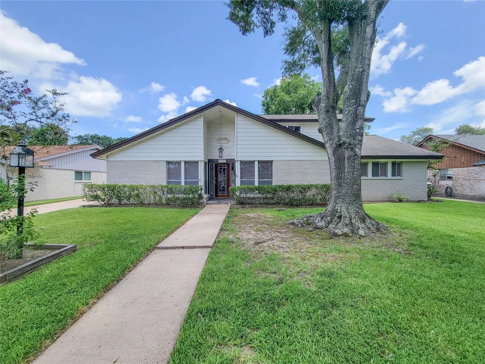 Unit for sale at 18583 Martinique Drive, Nassau Bay, TX 77058