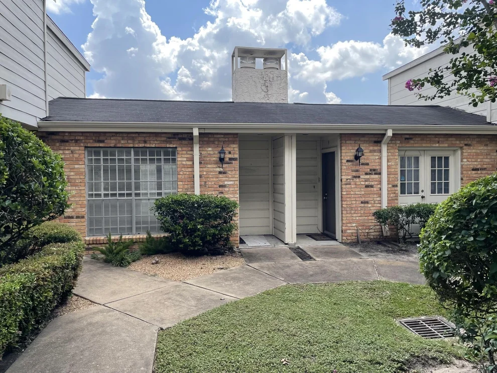 Unit for sale at 6201 Beverlyhill Street, Houston, TX 77057