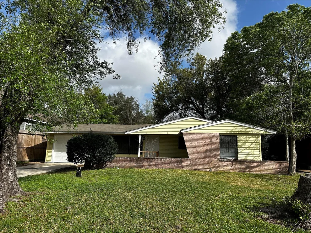 Unit for sale at 5831 Lyndhurst Drive, Houston, TX 77033