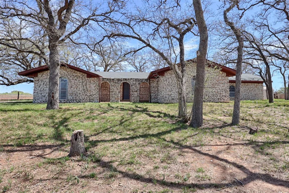 Unit for sale at 395 State Highway 304, Gonzales, TX 78629