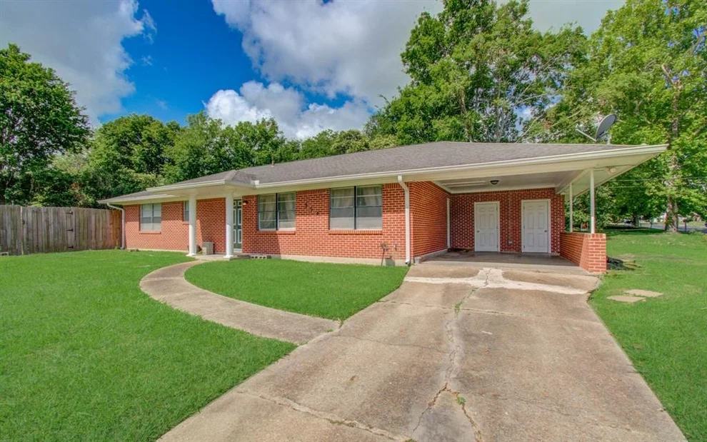 Unit for sale at 904 Oak Drive, Huntsville, TX 77320