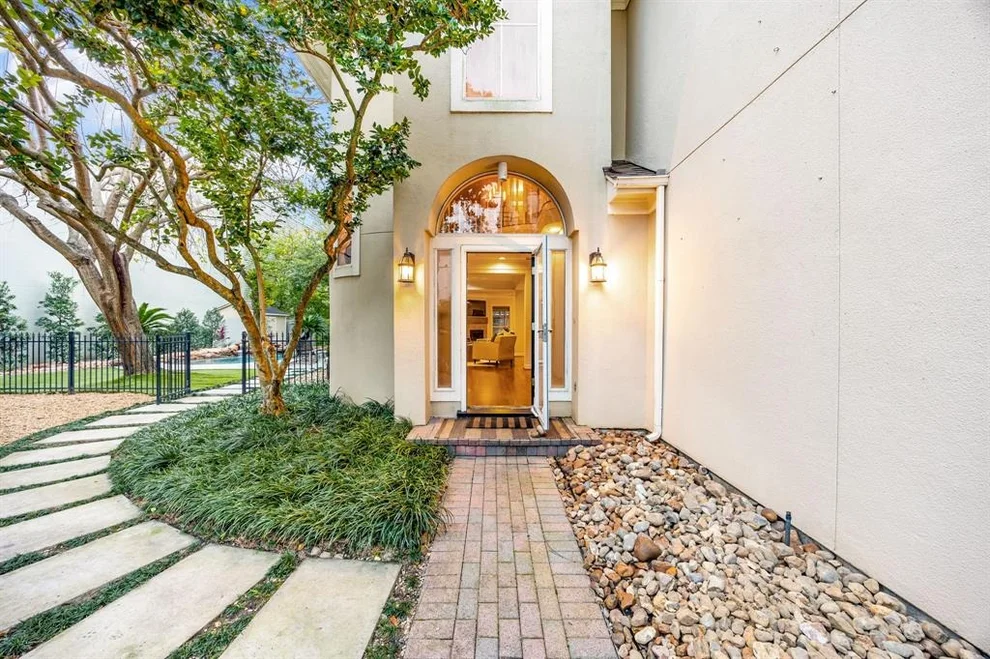 Unit for sale at 6 Alabama Court, Houston, TX 77027