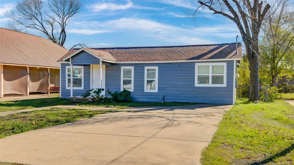 Unit for sale at 207 E Bernard Street, Clute, TX 77531