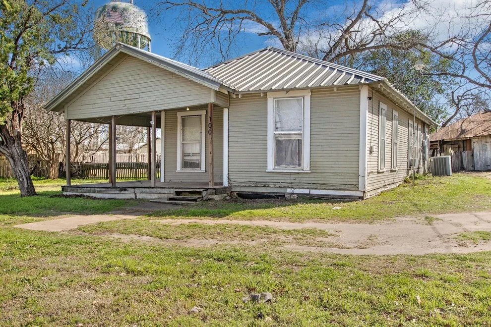 Unit for sale at 100 E Austin Street, Luling, TX 78648