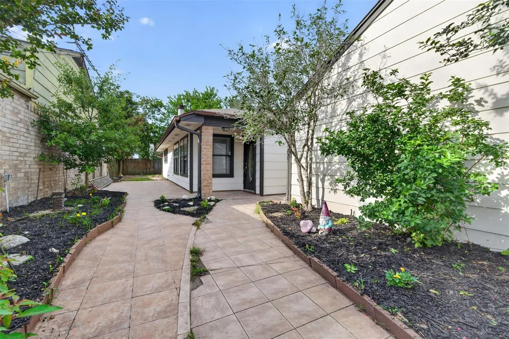 Unit for sale at 6 Quailwood Drive, Baytown, TX 77521