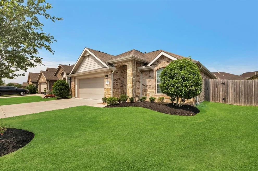 Unit for sale at 6725 Coral Bells Lane, Dickinson, TX 77539