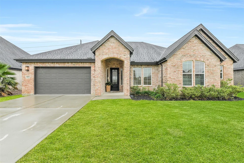 Unit for sale at 10015 Goliad Drive, Mont Belvieu, TX 77523