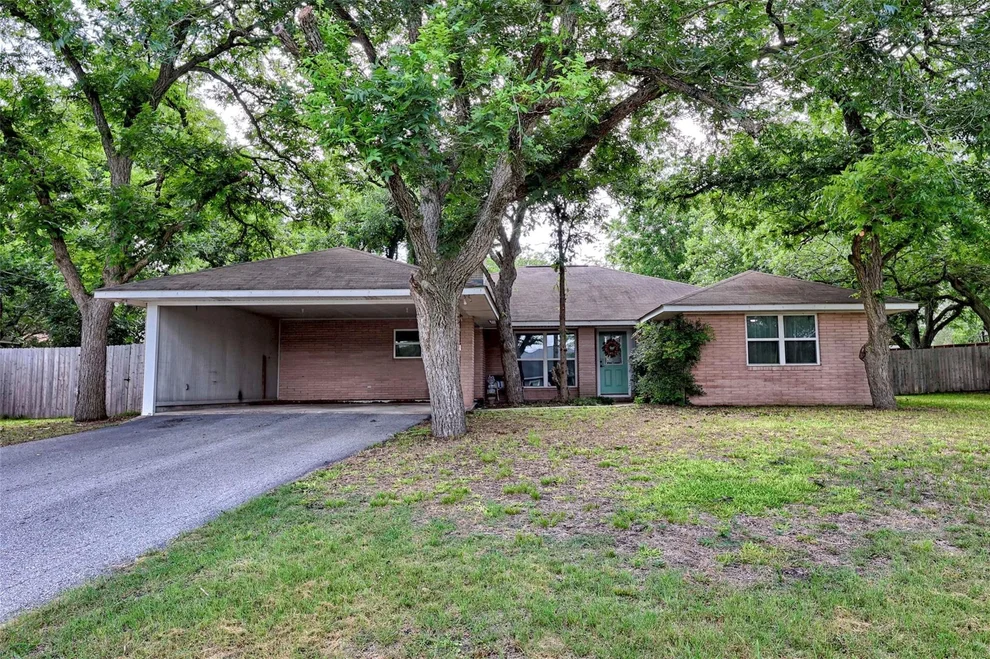 Unit for sale at 725 S Market Street, Flatonia, TX 78941
