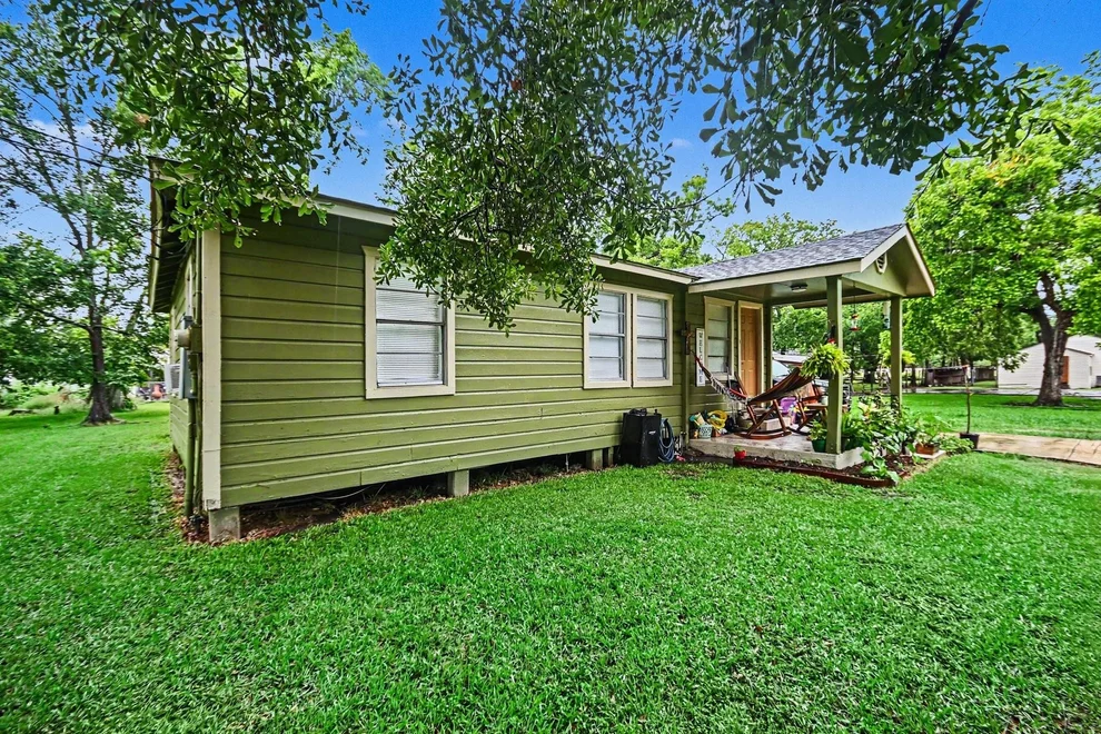 Unit for sale at 536 Montgomery Street, Clute, TX 77531