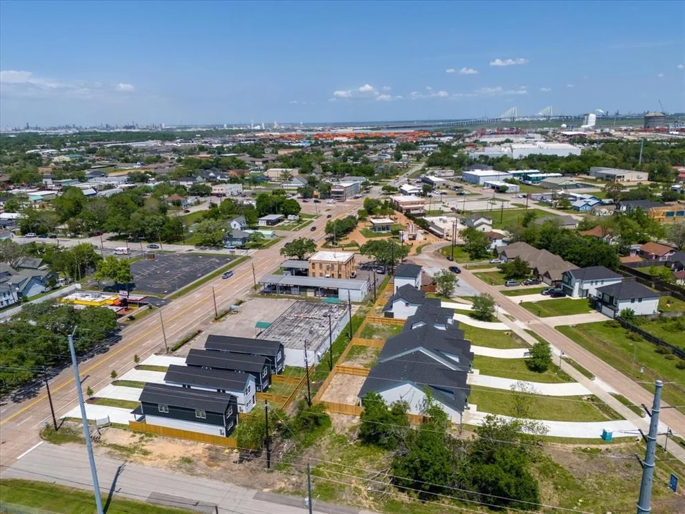 Unit for sale at 235 S Broadway Street, La Porte, TX 77571