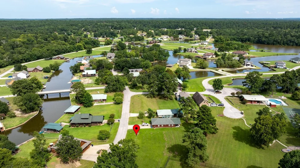 Unit for sale at 35 Hunters Creek Drive, Huntsville, TX 77340